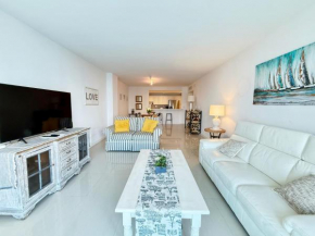 SPRING PROMO - Sunny Isles Seaview Condo, Walk to Beach, Amazing Amenities